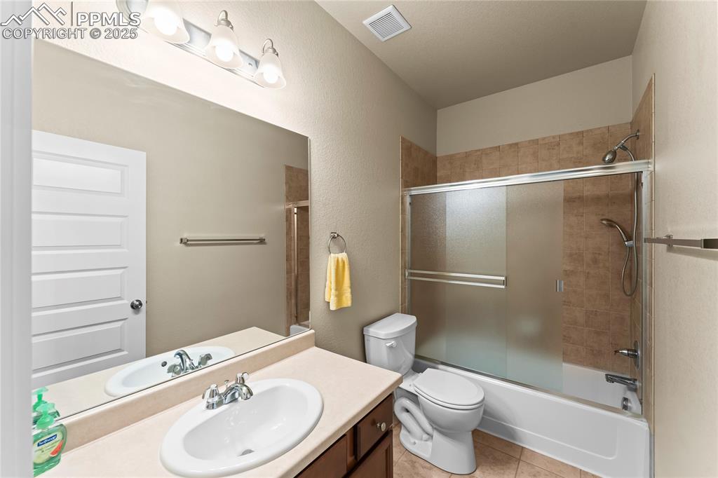 Image 17 of 46: Bathroom