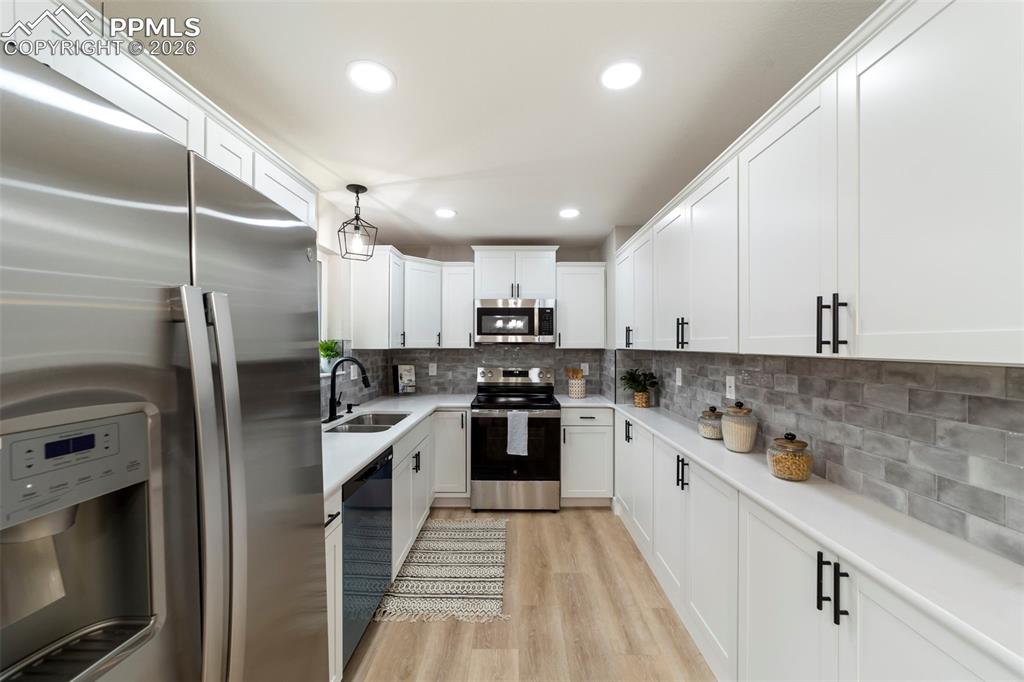 Image 14 of 45: Kitchen