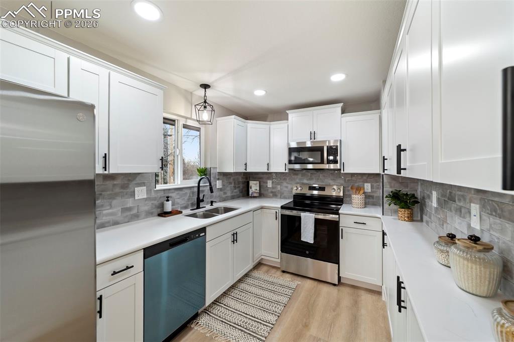 Image 15 of 45: Kitchen