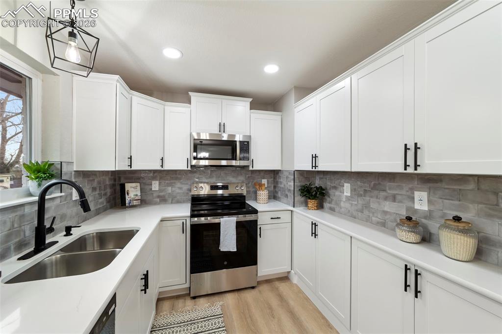 Image 16 of 45: Kitchen