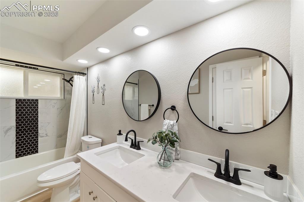 Image 18 of 45: Bathroom