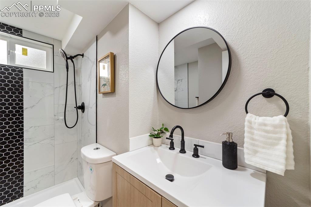 Image 32 of 45: Bathroom