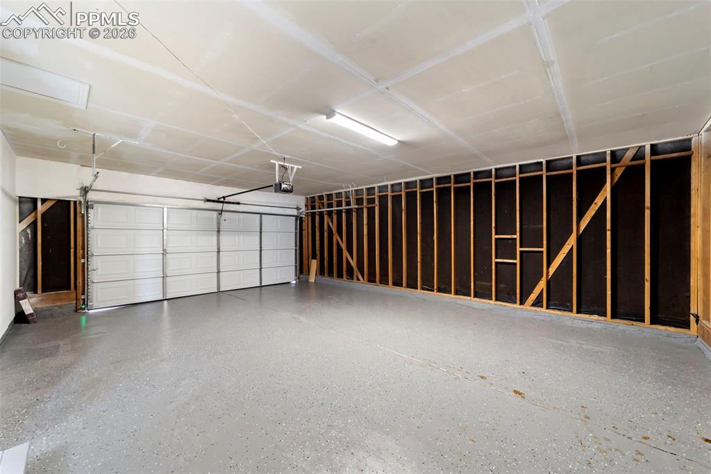 Image 35 of 45: Garage