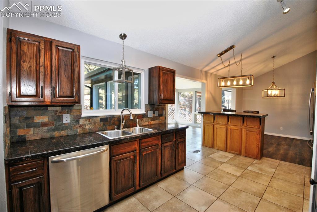 Image 10 of 40: Kitchen