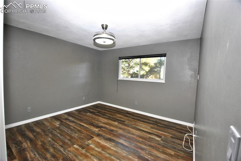 Image 19 of 40: Bedroom