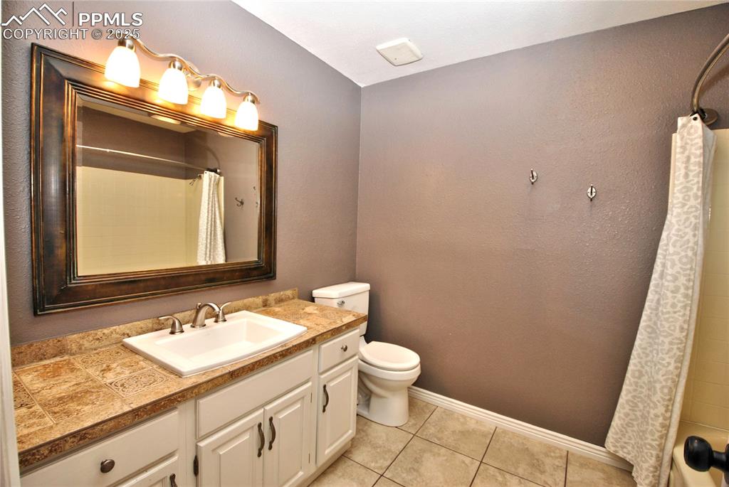 Image 21 of 40: Bathroom