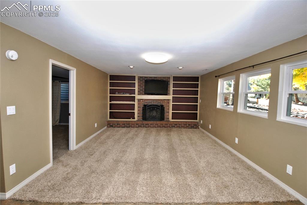 Image 24 of 40: Family Room