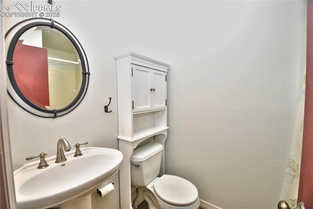 Image 30 of 40: Bathroom