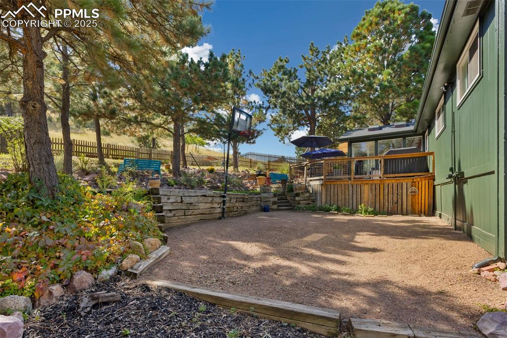 Image 31 of 40: Yard