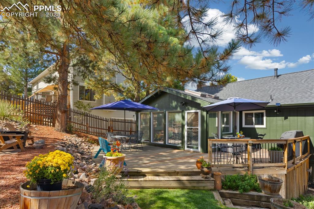 Image 33 of 40: Back of Structure