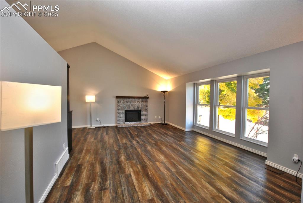 Image 4 of 40: Living Room