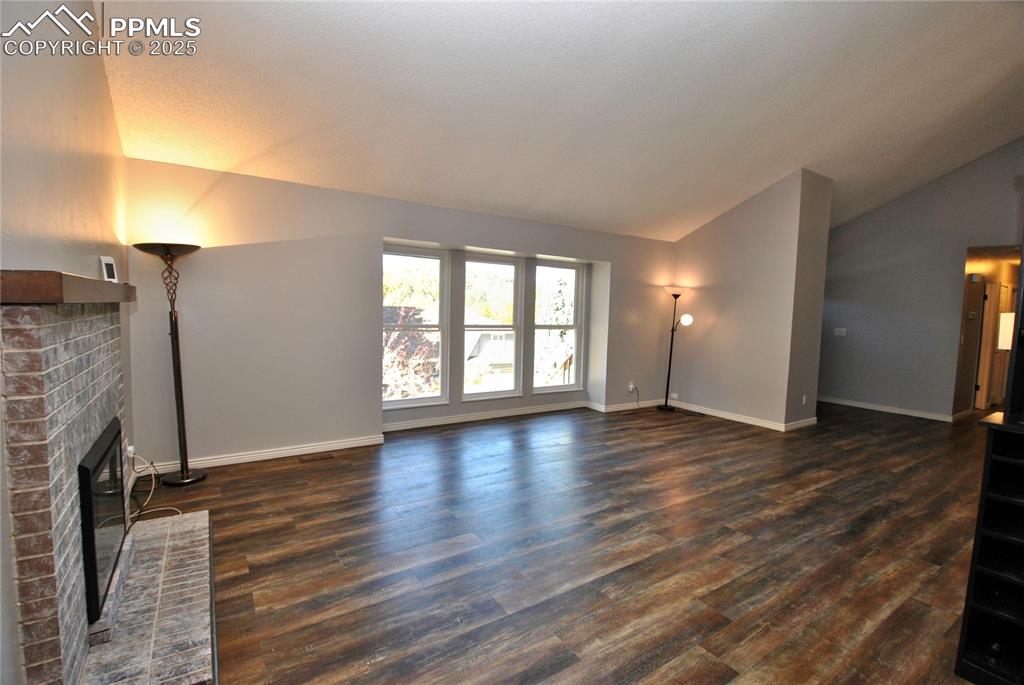 Image 5 of 40: Living Room