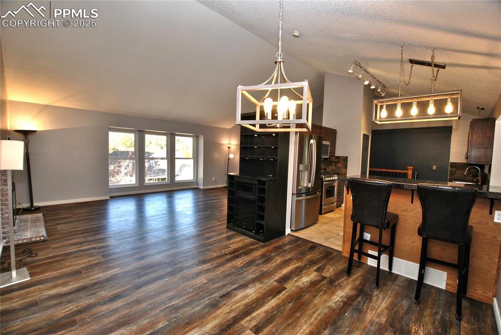 Image 8 of 40: Dining Area