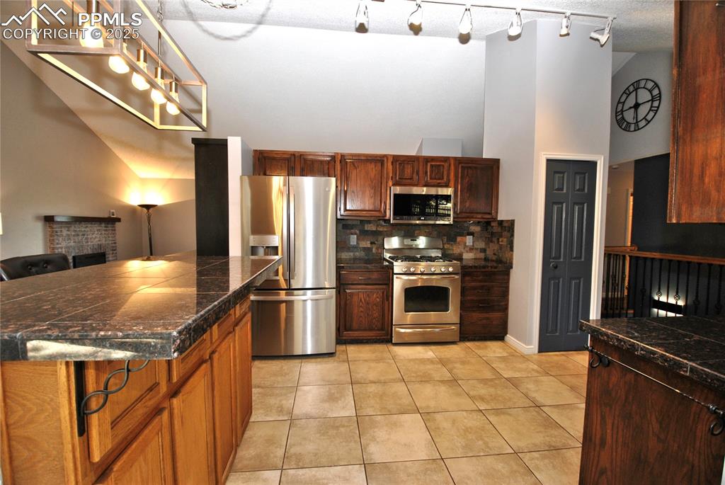 Image 9 of 40: Kitchen