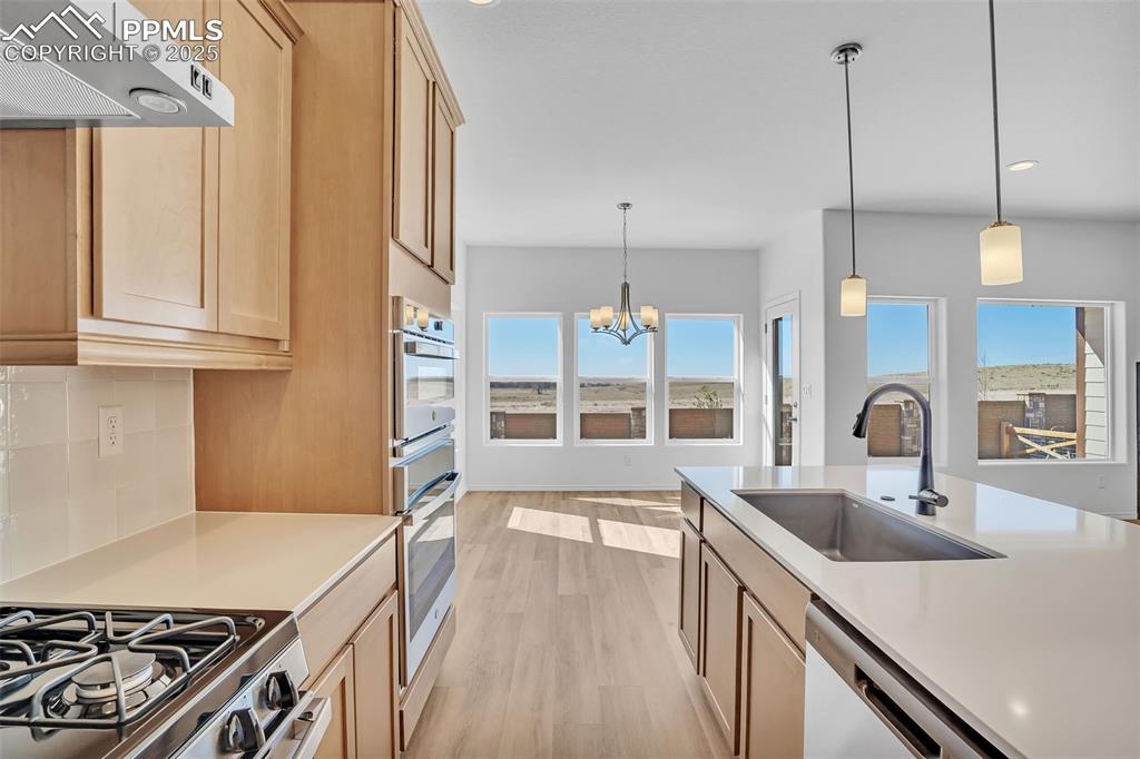 Image 10 of 40: Kitchen