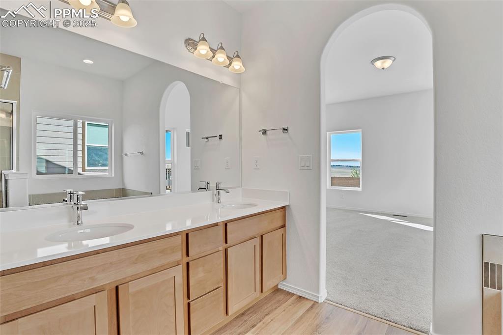 Image 28 of 40: Bathroom