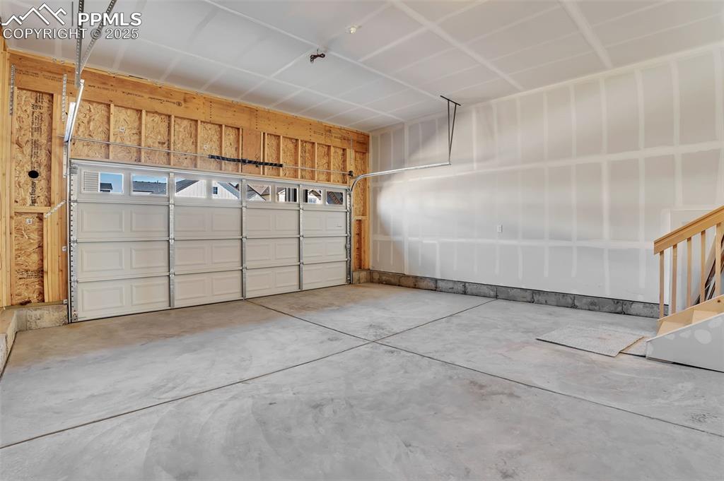 Image 38 of 40: Garage