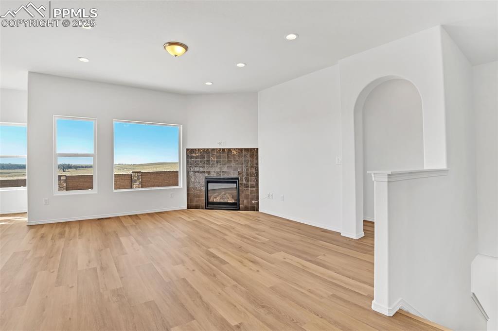 Image 5 of 40: Living Room