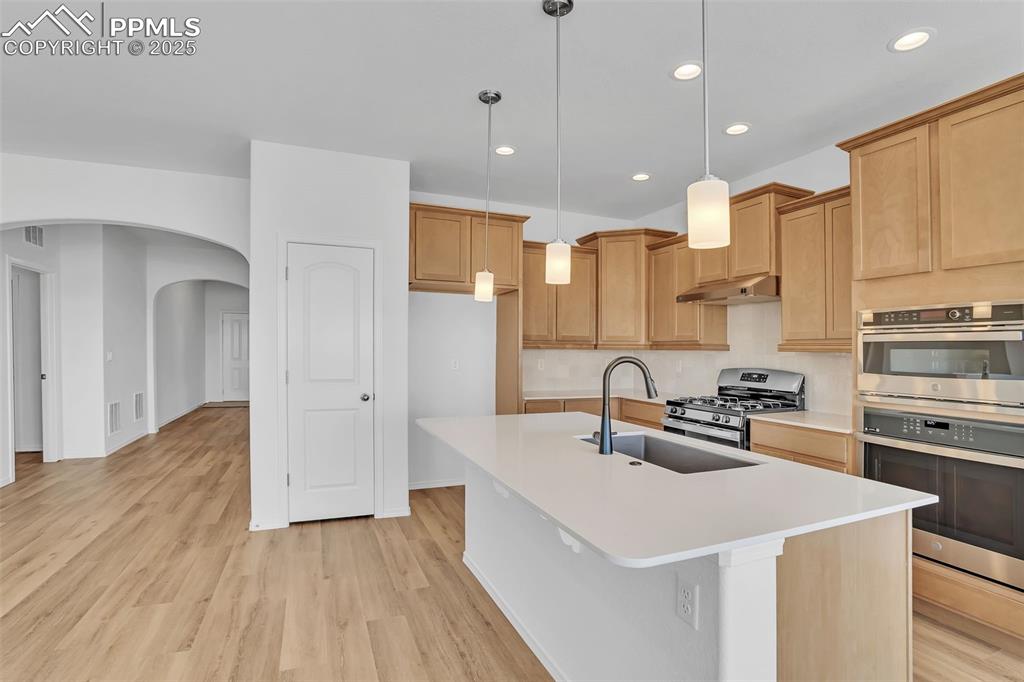 Image 7 of 40: Kitchen