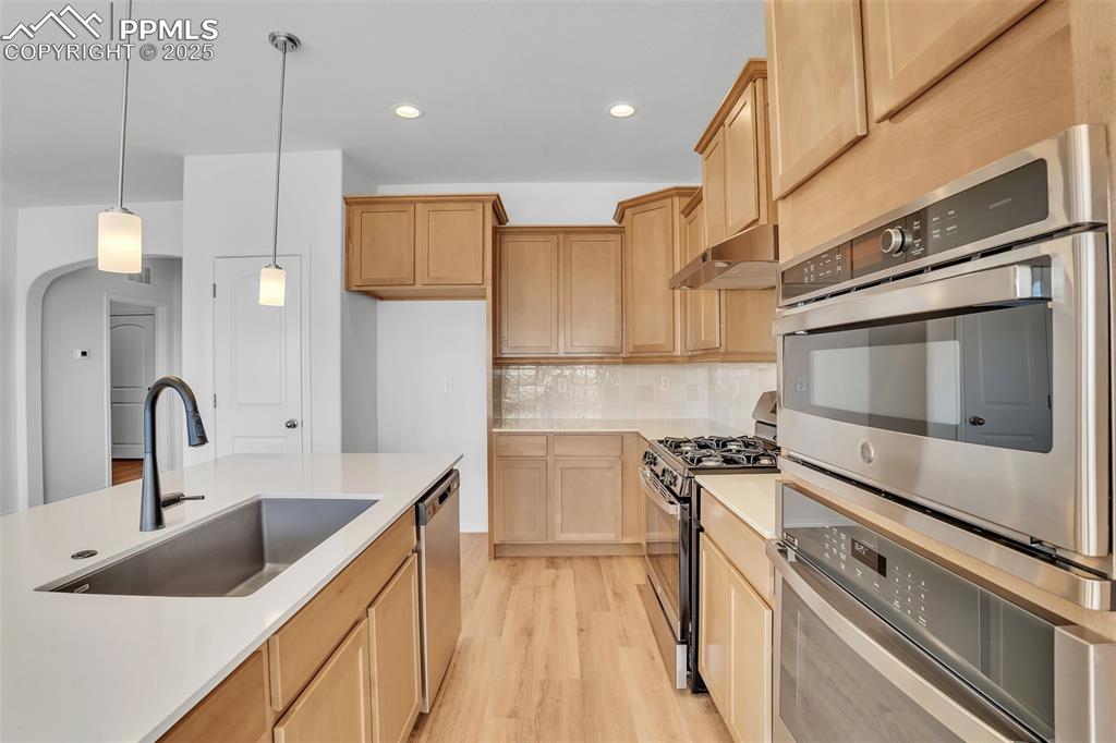 Image 9 of 40: Kitchen