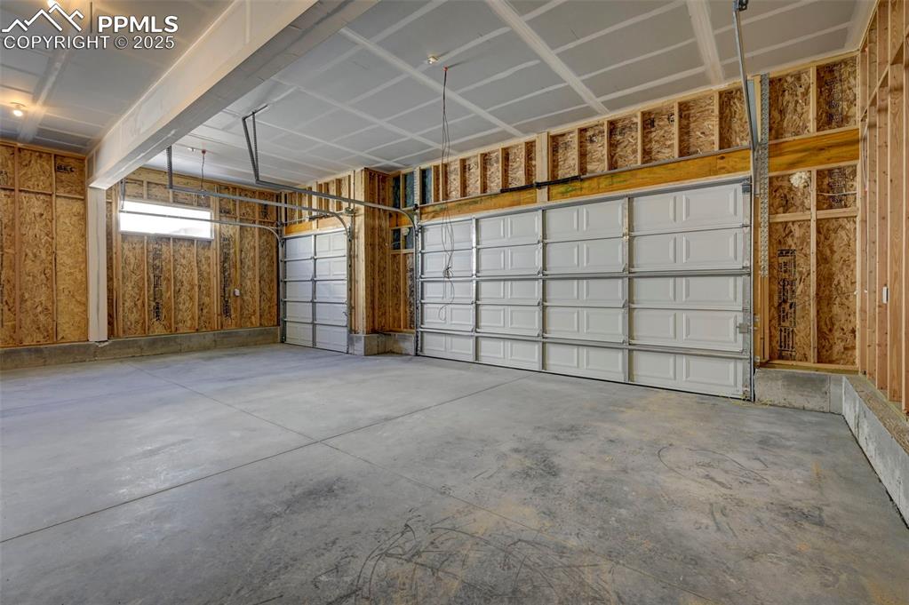 Image 16 of 26: Garage