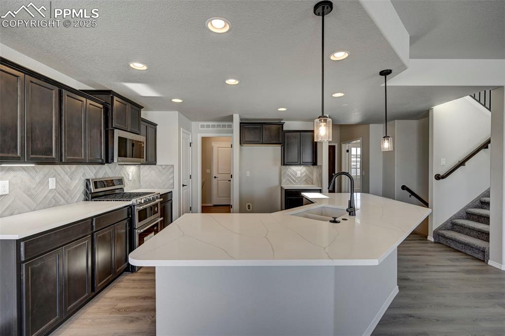 Image 7 of 26: Kitchen