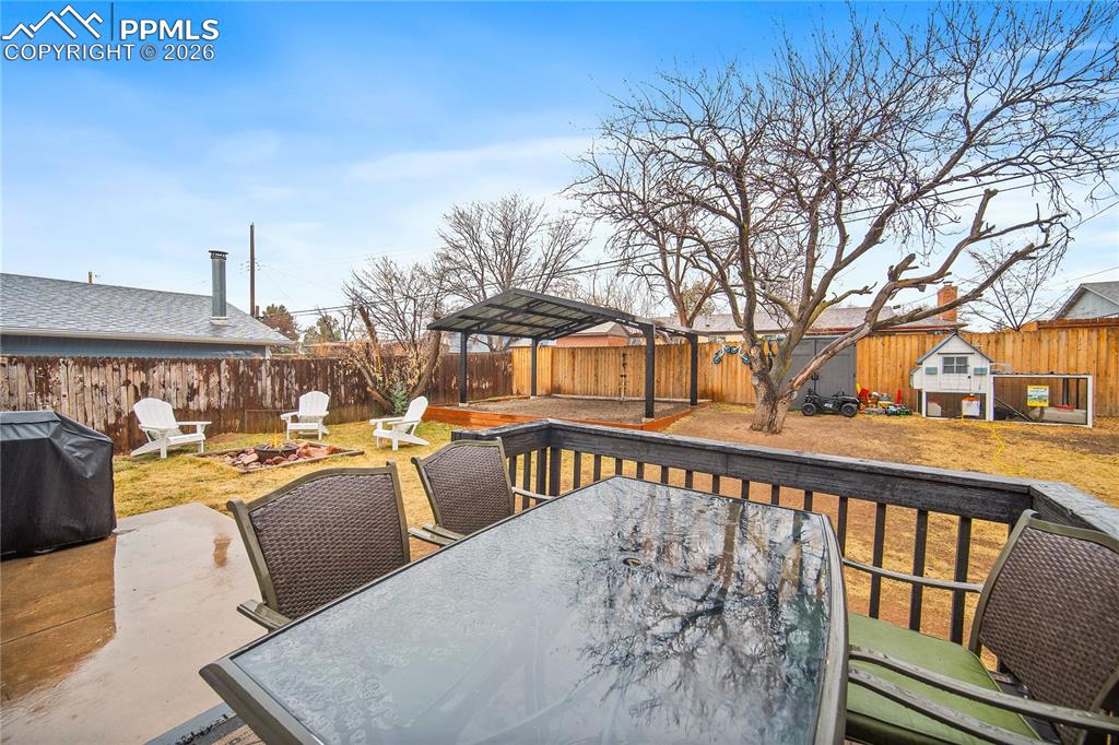 Image 35 of 44: Additional patio space off the deck