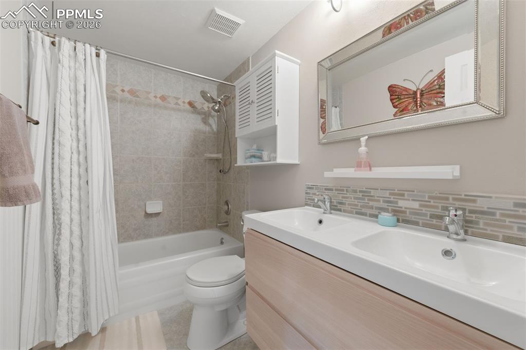 Image 22 of 50: Upper level full bathroom