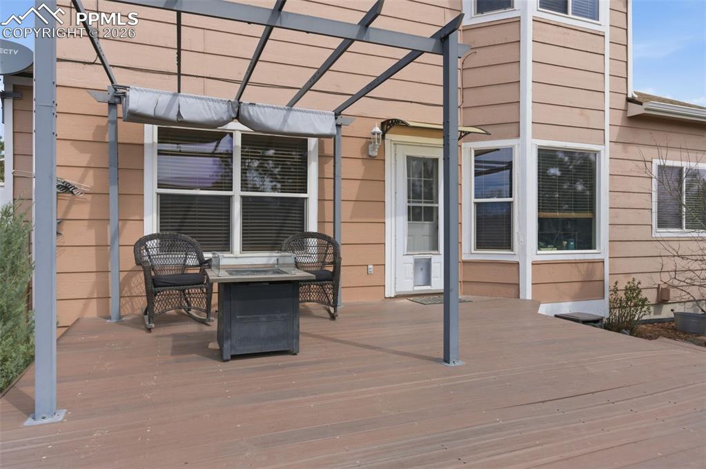 Image 33 of 50: Deck