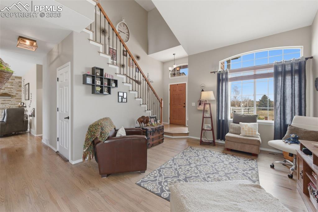 Image 5 of 50: Living room 