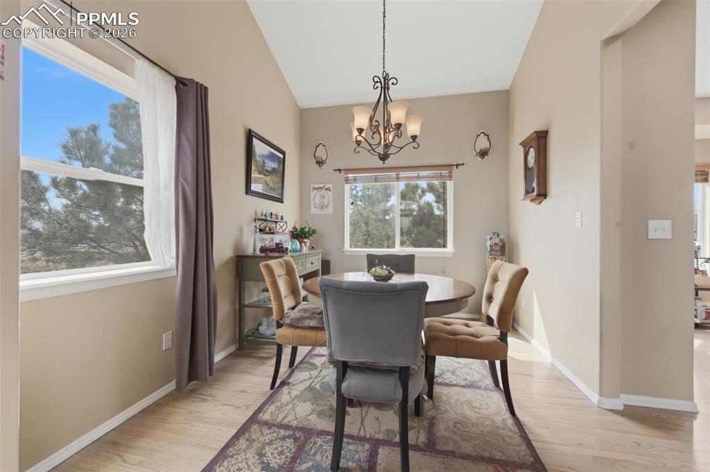 Image 7 of 50: Dinning area