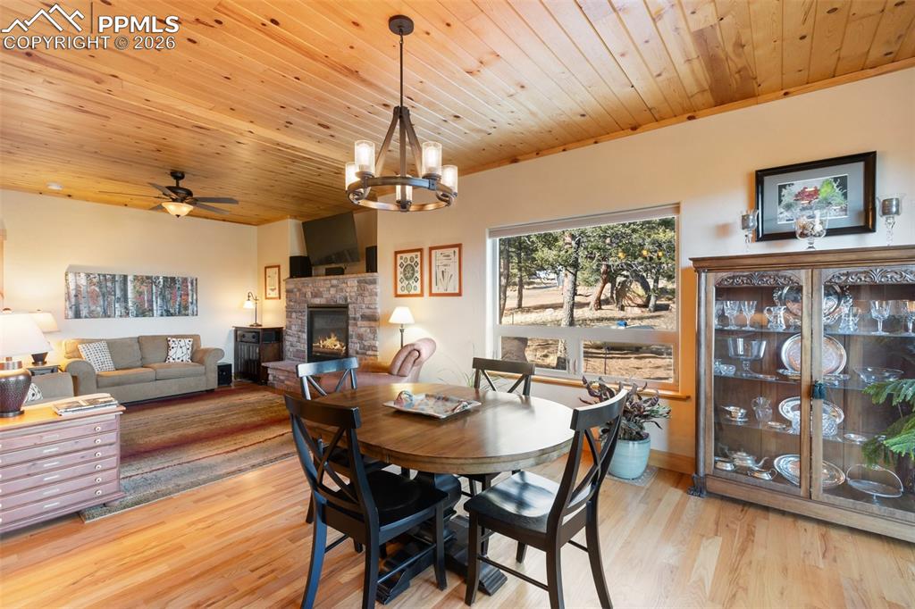 Image 12 of 43: Dining Area