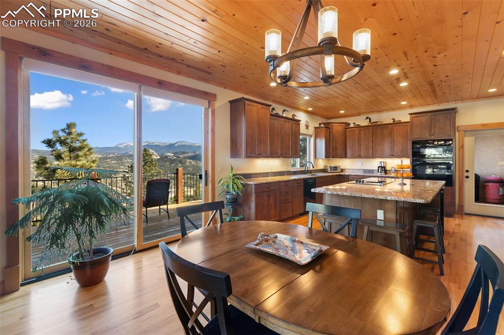 Image 14 of 43: Dining Area