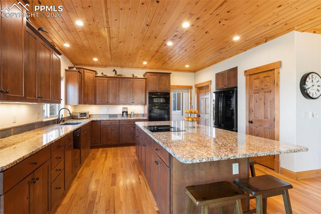 Image 16 of 43: Kitchen