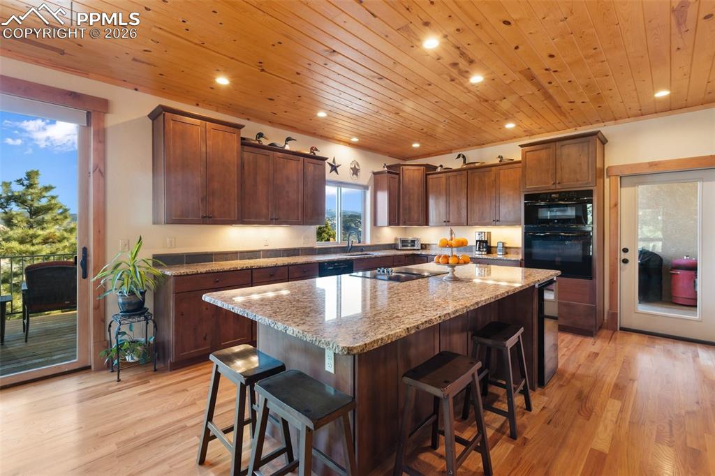 Image 17 of 43: Kitchen