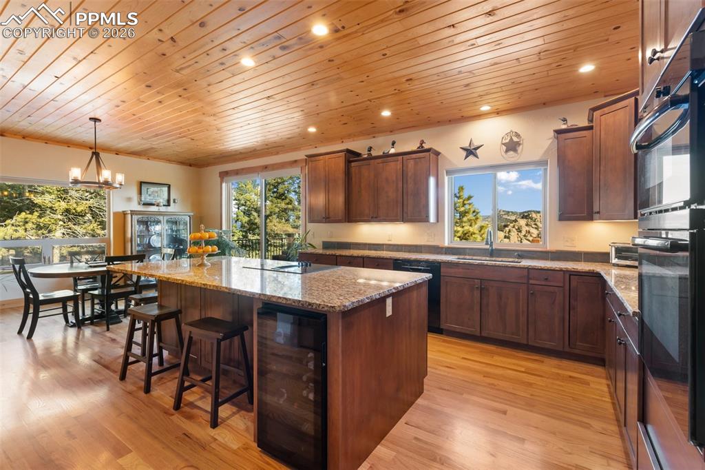 Image 19 of 43: Kitchen