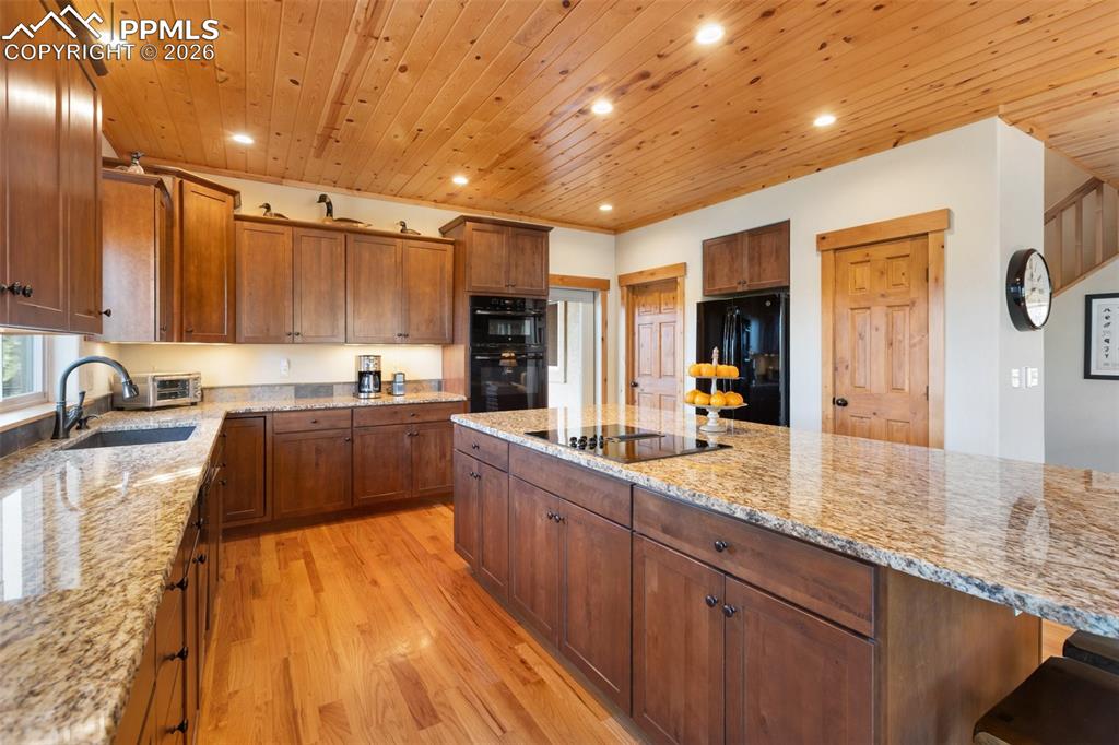 Image 21 of 43: Kitchen