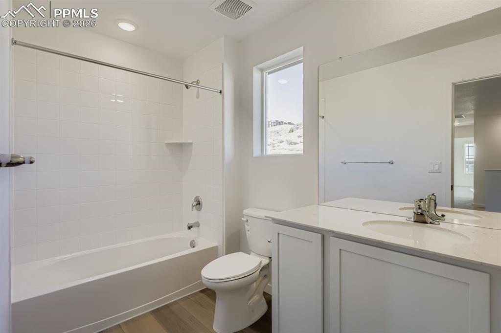 Image 10 of 13: Bathroom