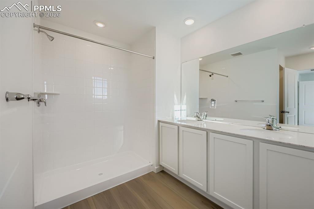 Image 7 of 13: Bathroom