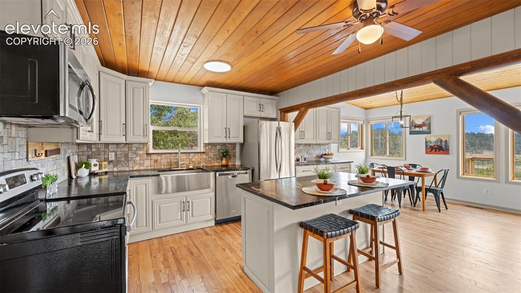Image 4 of 45: Kitchen