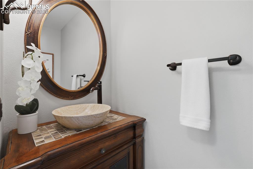 Image 14 of 24: Bathroom