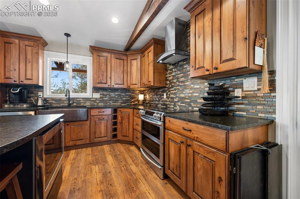 Image 10 of 42: Kitchen