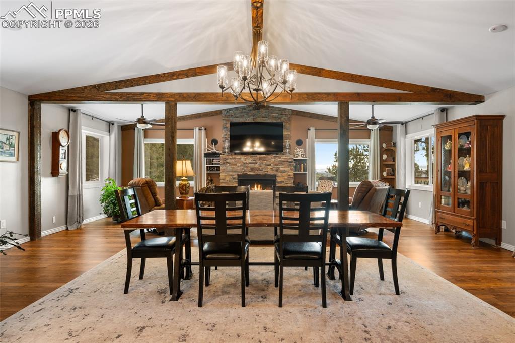 Image 11 of 42: Dining Area