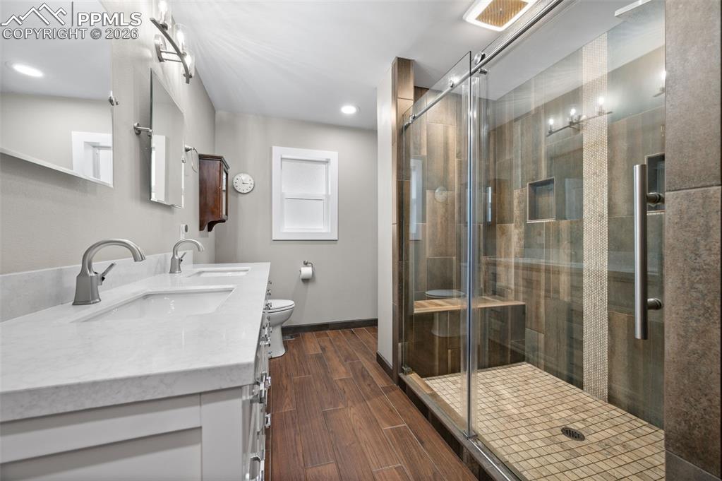 Image 15 of 42: Bathroom