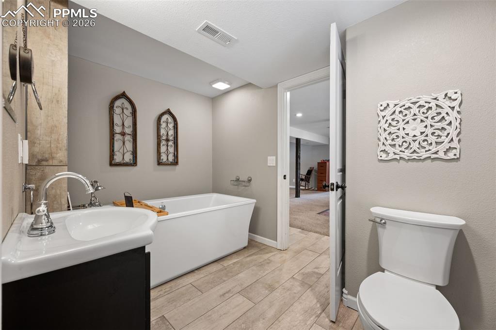 Image 19 of 42: Bathroom