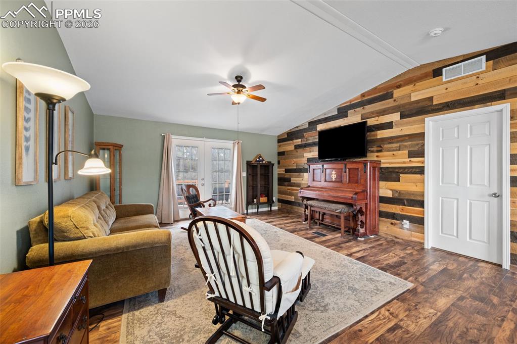 Image 28 of 42: Living Room