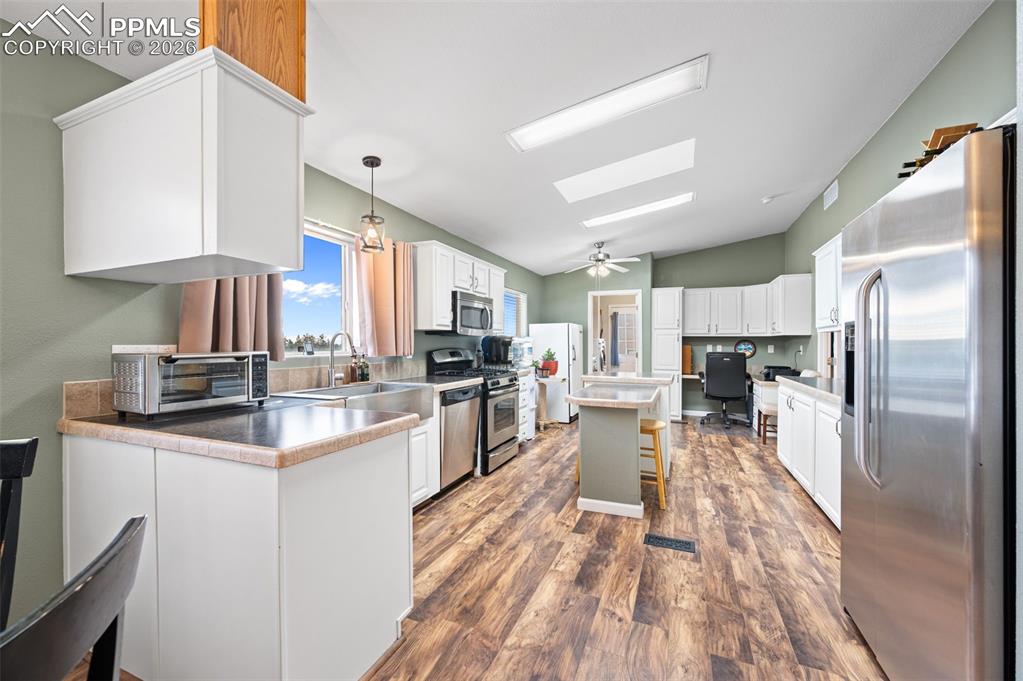 Image 29 of 42: Kitchen