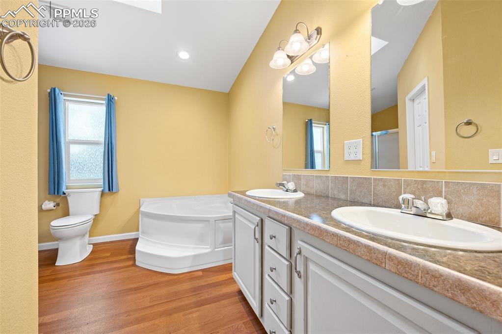 Image 31 of 42: Bathroom