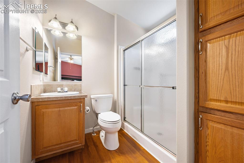 Image 33 of 42: Bathroom