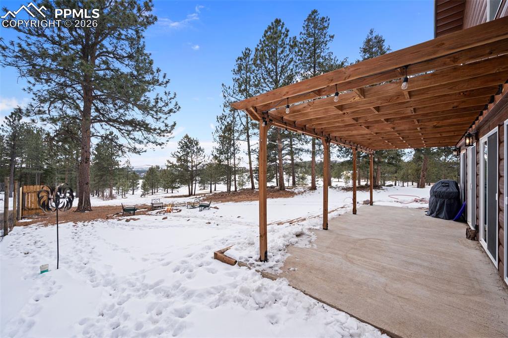 Image 40 of 42: Yard